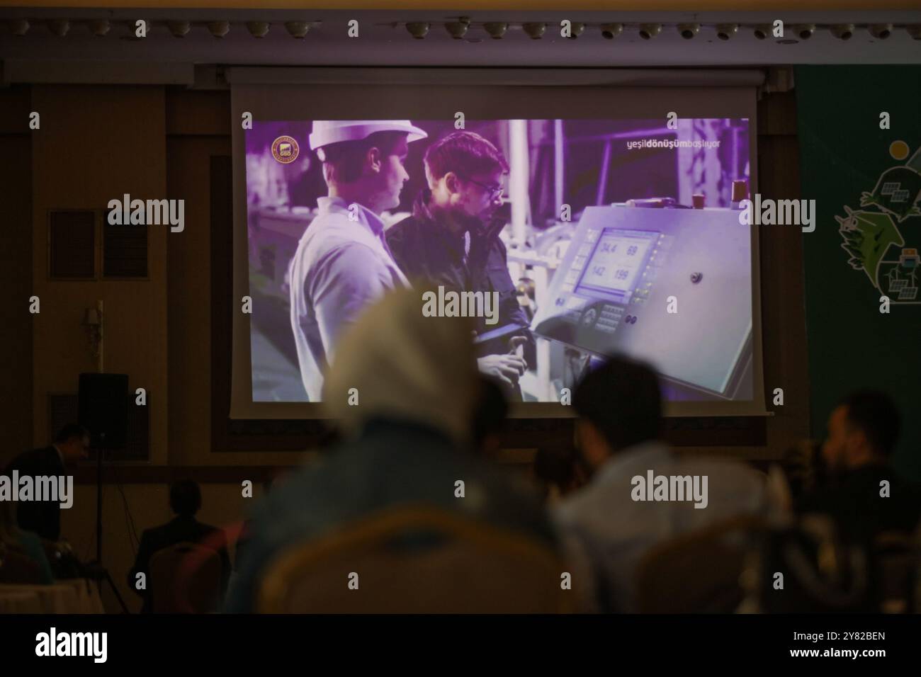 Gaziantep, Türkei. 12. Mai 2022. In der türkischen Stadt Gaziantep findet ein Gipfeltreffen über wirtschaftliche Möglichkeiten der Zusammenarbeit zwischen der Türkei und Deutschland statt. Die Veranstaltung unter dem Titel "Gipfel der Umweltumwälzung" ist Teil des Programms, das vom Bundesministerium für Wirtschaft und Entwicklung gemeinsam mit der Organisation für deutsche Zusammenarbeit, dem türkischen Handelsministerium und der Industrie- und Handelskammer Gaziantep organisiert wird. Davut Gul, Gouverneur von Gaziantep, und Adnan Ünverdi, Präsident der Industrie- und Handelskammer von Gaziantep, gaben das Wort Stockfoto