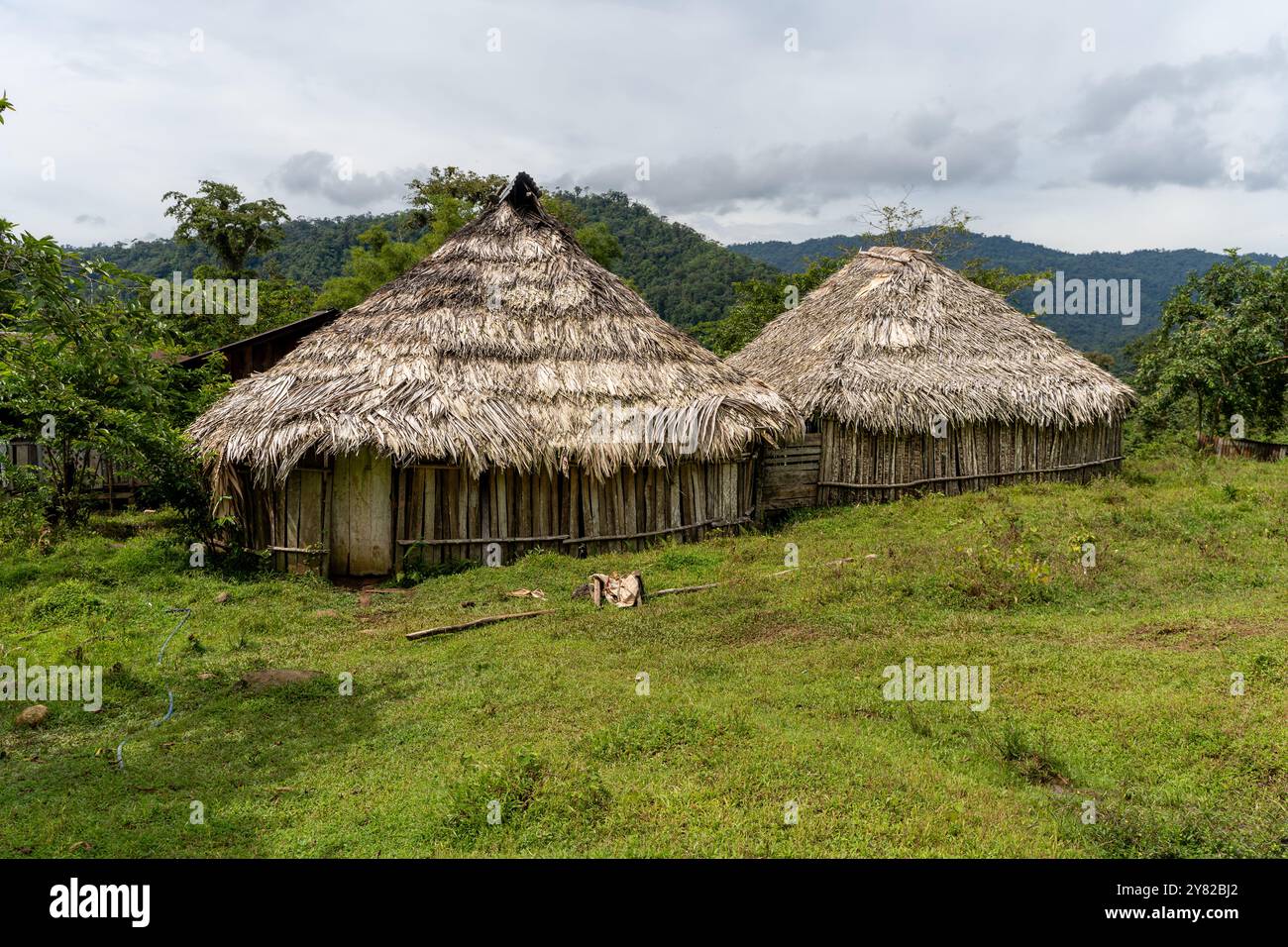 Blick auf die traditionelle, aus Schlamm und Holz gefertigte Bribir-Hütte in Talamanca, Limon Costa Rica Stockfoto