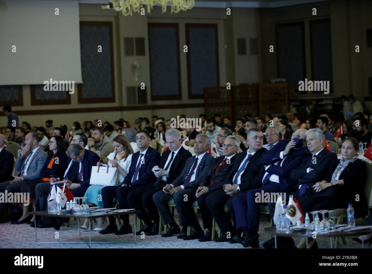 Gaziantep, Türkei. 12. Mai 2022. In der türkischen Stadt Gaziantep findet ein Gipfeltreffen über wirtschaftliche Möglichkeiten der Zusammenarbeit zwischen der Türkei und Deutschland statt. Die Veranstaltung unter dem Titel "Gipfel der Umweltumwälzung" ist Teil des Programms, das vom Bundesministerium für Wirtschaft und Entwicklung gemeinsam mit der Organisation für deutsche Zusammenarbeit, dem türkischen Handelsministerium und der Industrie- und Handelskammer Gaziantep organisiert wird. Davut Gul, Gouverneur von Gaziantep, und Adnan Ünverdi, Präsident der Industrie- und Handelskammer von Gaziantep, gaben das Wort Stockfoto