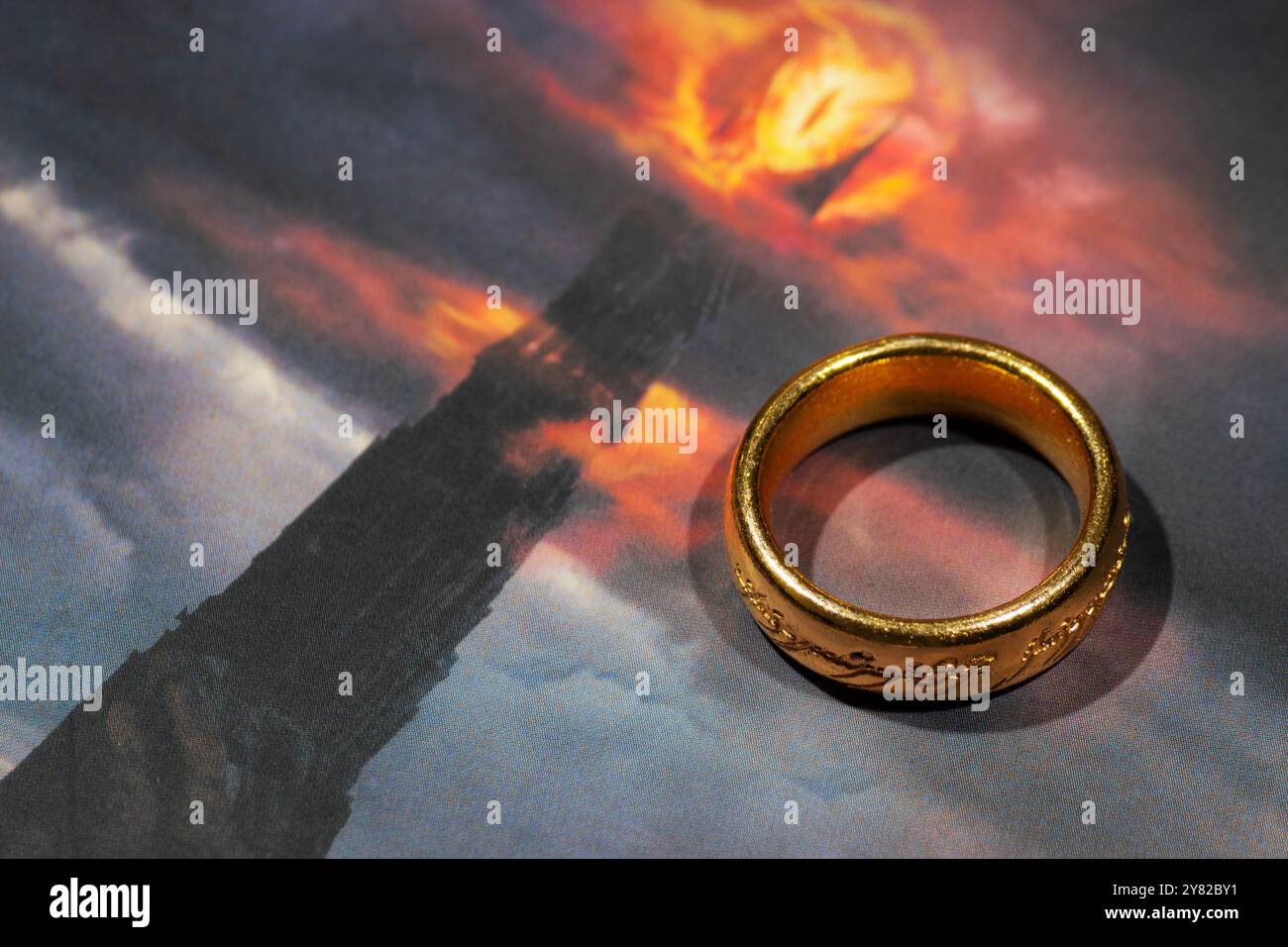 Der Ring der Macht des Herrn der Ringe Film über einem barad Dur Turm mit dem Auge saurons Stockfoto