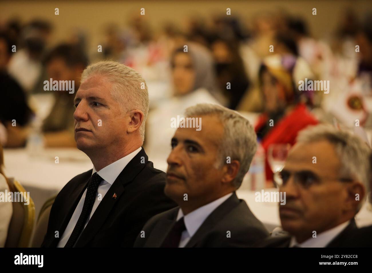 Gaziantep, Türkei. 12. Mai 2022. In der türkischen Stadt Gaziantep findet ein Gipfeltreffen über wirtschaftliche Möglichkeiten der Zusammenarbeit zwischen der Türkei und Deutschland statt. Die Veranstaltung unter dem Titel "Gipfel der Umweltumwälzung" ist Teil des Programms, das vom Bundesministerium für Wirtschaft und Entwicklung gemeinsam mit der Organisation für deutsche Zusammenarbeit, dem türkischen Handelsministerium und der Industrie- und Handelskammer Gaziantep organisiert wird. Davut Gul, Gouverneur von Gaziantep, und Adnan Ünverdi, Präsident der Industrie- und Handelskammer von Gaziantep, gaben das Wort Stockfoto