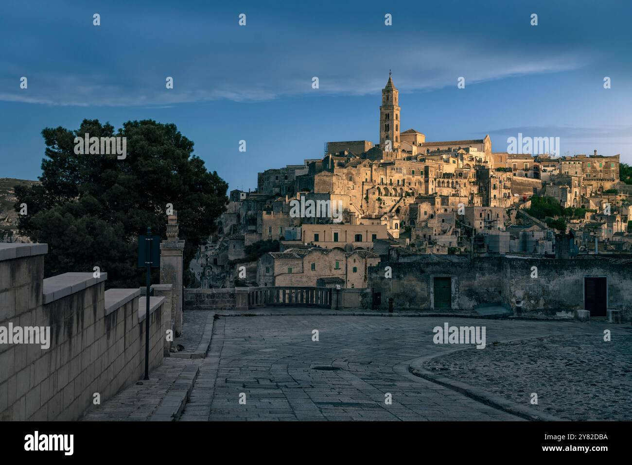 Ein wunderschöner Abend über der Sassi von Matera, UNESCO-Weltkulturerbe. Region Basilicata, Italien. Stockfoto