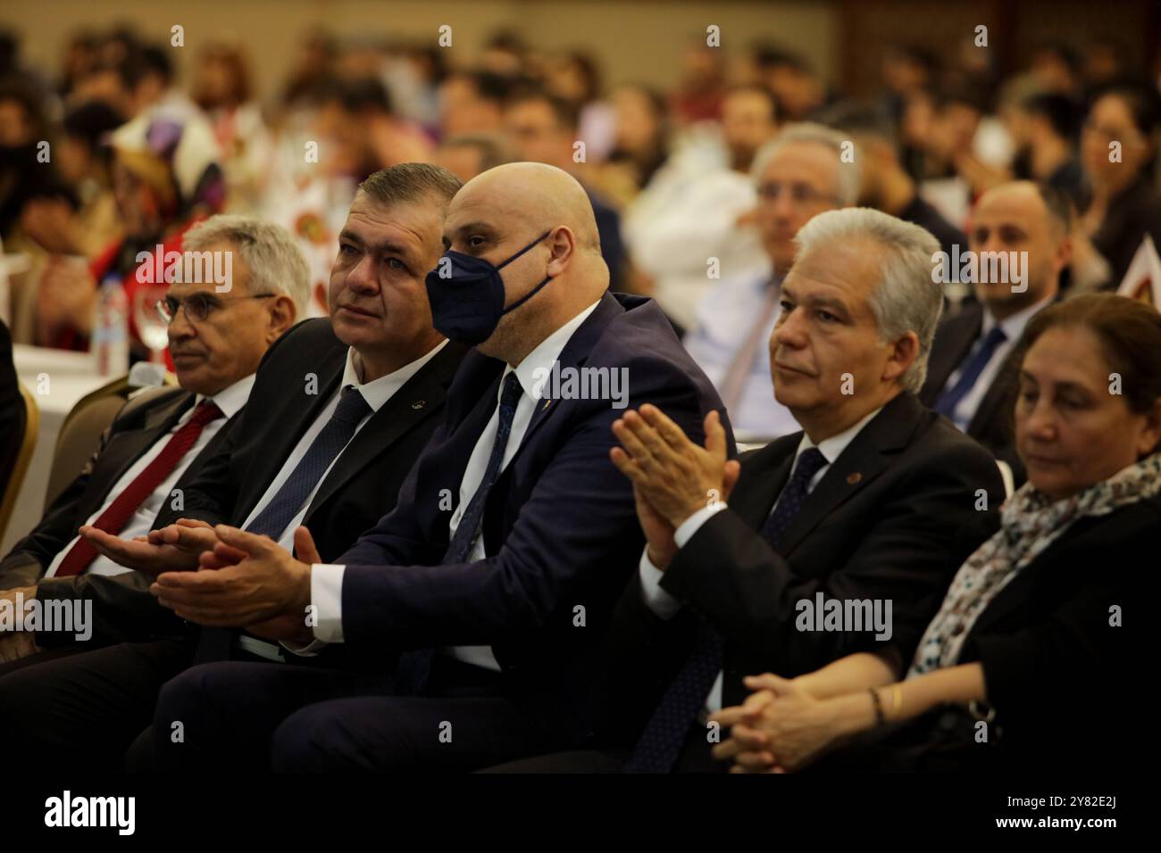 Gaziantep, Türkei. 12. Mai 2022. In der türkischen Stadt Gaziantep findet ein Gipfeltreffen über wirtschaftliche Möglichkeiten der Zusammenarbeit zwischen der Türkei und Deutschland statt. Die Veranstaltung unter dem Titel "Gipfel der Umweltumwälzung" ist Teil des Programms, das vom Bundesministerium für Wirtschaft und Entwicklung gemeinsam mit der Organisation für deutsche Zusammenarbeit, dem türkischen Handelsministerium und der Industrie- und Handelskammer Gaziantep organisiert wird. Davut Gul, Gouverneur von Gaziantep, und Adnan Ünverdi, Präsident der Industrie- und Handelskammer von Gaziantep, gaben das Wort Stockfoto