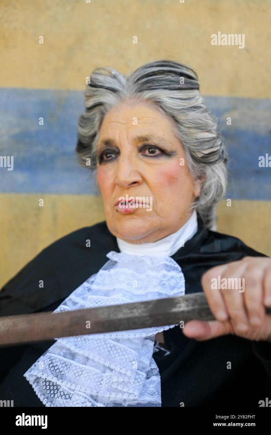 Eine hochrangige Richterin strahlt Autorität und Entschlossenheit in einem Gerichtssaal aus und symbolisiert Macht und Ordnung im Rechtssystem Stockfoto