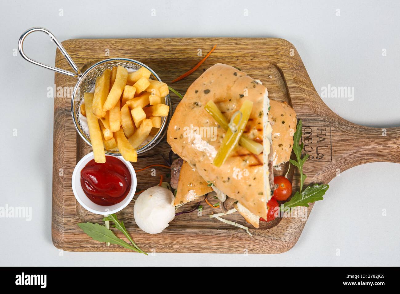 Pastrami-Sandwich auf Roggenbrot mit Gurken und Tomatensauce. Leckeres ...