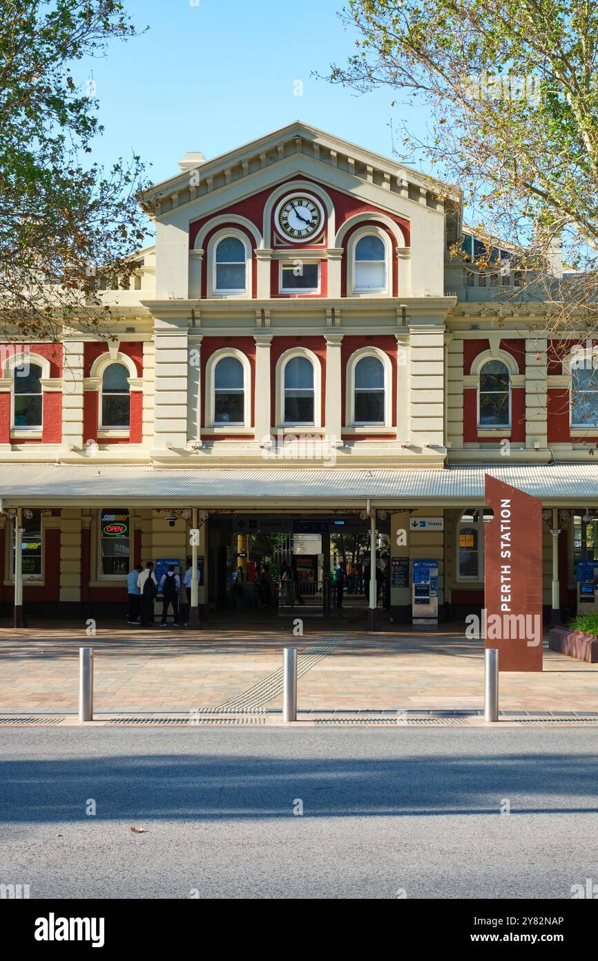 Ein vertikales Bild des Eingangs zum Perth Railway Station Gebäude an der Wellington Street, erbaut von 1890 bis 1894 in Perth, Western Australia. Stockfoto