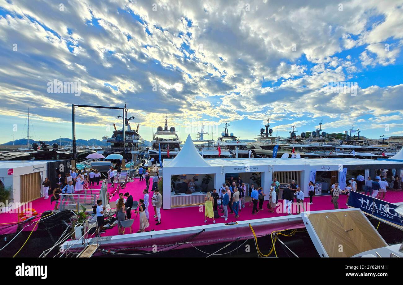 Cannes, Frankreich - 14. September 2024: Yachting Festival Cannes mit allgemeiner Atmosphäre. Yachten, Yachten, Yacht, Boot, Boot, Boote, Mandoga Media Germany Yachting Festival Cannes 2024 *** Cannes, Frankreich 14. September 2024 Yachting Festival Cannes mit allgemeiner Atmosphäre Yachten, Yachten, Yachten, Boote, Boot, Boote, Mandoga Media Germany Yachting Festival Cannes 2024 Stockfoto