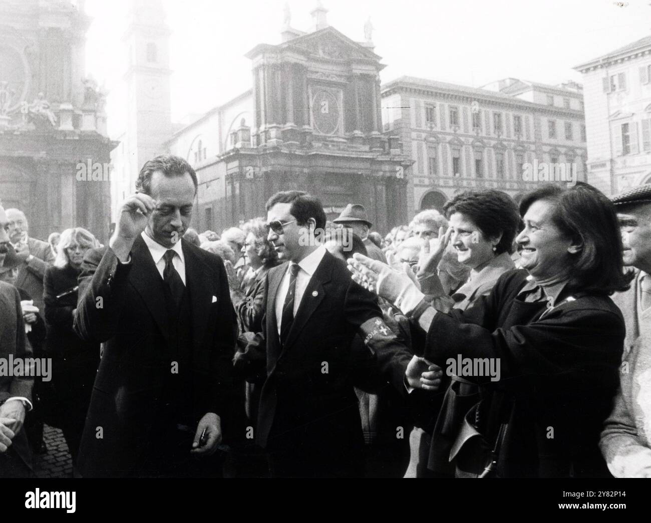 Ottobre 1986 Roma Archivio Storico Olycom/LaPresse Iolanda Margherita di Savoia (Roma, 1° giugno 1901 - Roma, 16 ottobre 1986) è stata una principessa italiana. Fu contessa consorte di Bergolo dal 1924 al 1977, komm moglie di Giorgio Carlo. Nella Foto: Funerali della principessa Iolanda Margherita di Savoia, Amedeo duca d’Aosta im Foto: Beerdigung von Prinzessin Iolanda Margherita von Savoy, Amedeo Duke of Aosta Credit: LaPresse/Alamy Live News Stockfoto