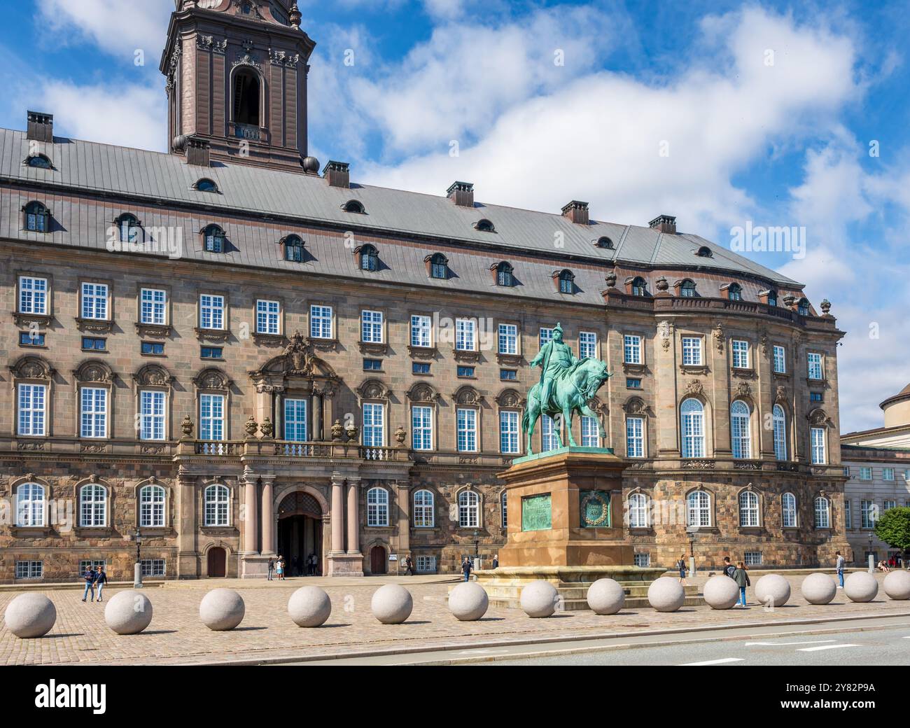 Fassade des Palastes Christiansborg in Kopenhagen, Dänemark, ein königlicher Palast und Regierungsgebäude mit der Reiterstatue von König Friedrich VII Stockfoto