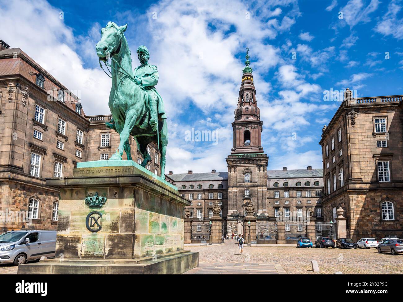 Innenhof des Schlosses Christiansborg in Kopenhagen, Dänemark, Königspalast und Regierungsgebäude mit der Reiterstatue von Christian IX. Stockfoto