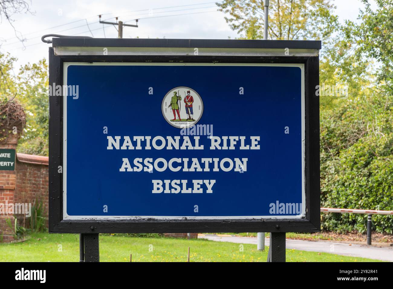 Schild der National Rifle Association auf dem Bisley Schießstand in Surrey, England, Großbritannien Stockfoto