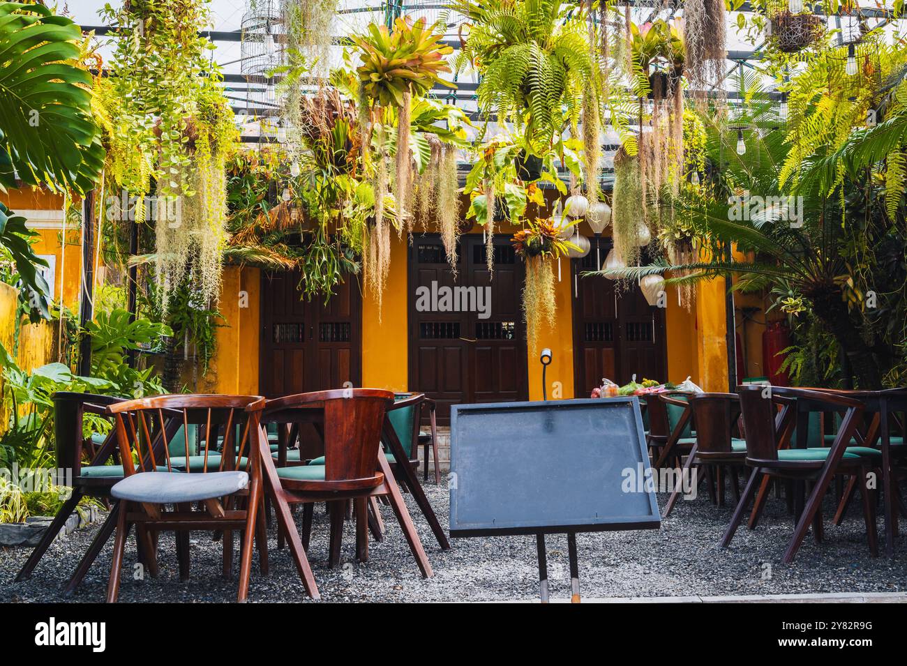 Inneneinrichtung eines Café-Restaurants mit Landschaftsgestaltung in Vietnam in Asien Stockfoto
