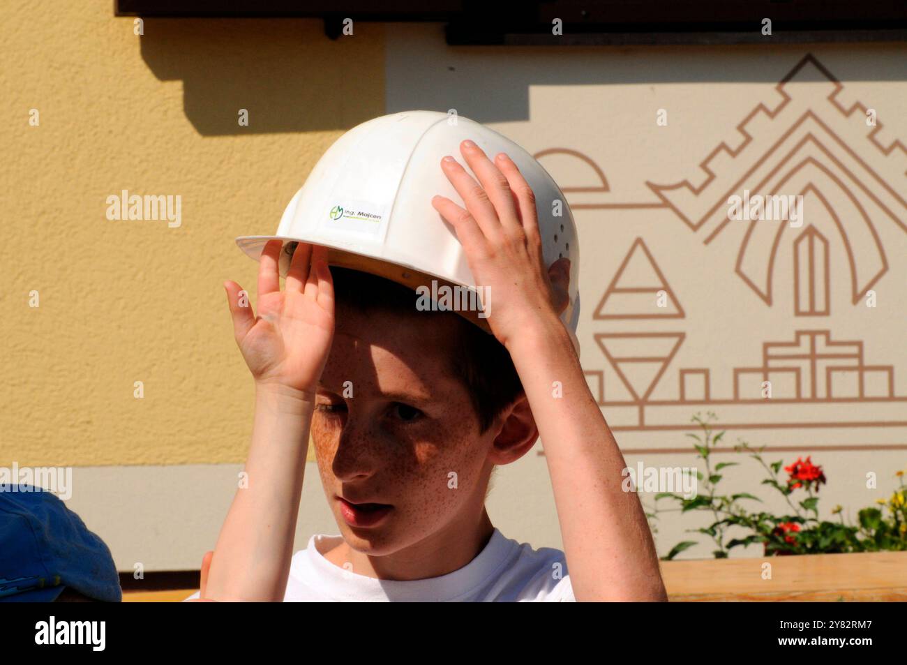 Schutzhelm als Schutzmaßnahme für den Kopf am Arbeitsplatz Schutzhelm als Kopfschutz Stockfoto