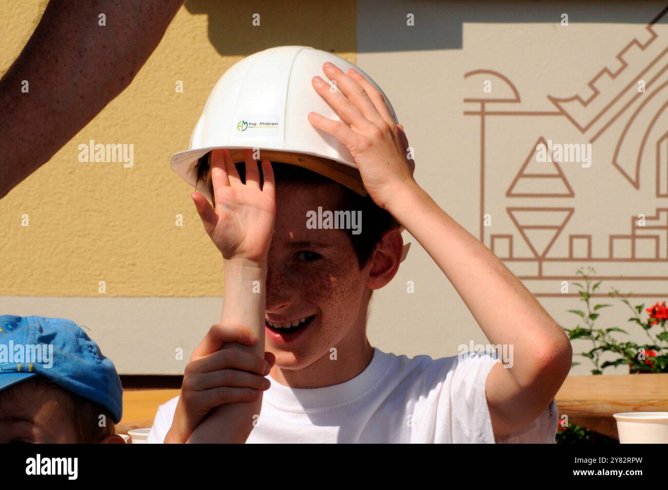 Schutzhelm als Schutzmaßnahme für den Kopf am Arbeitsplatz Schutzhelm als Kopfschutz Stockfoto