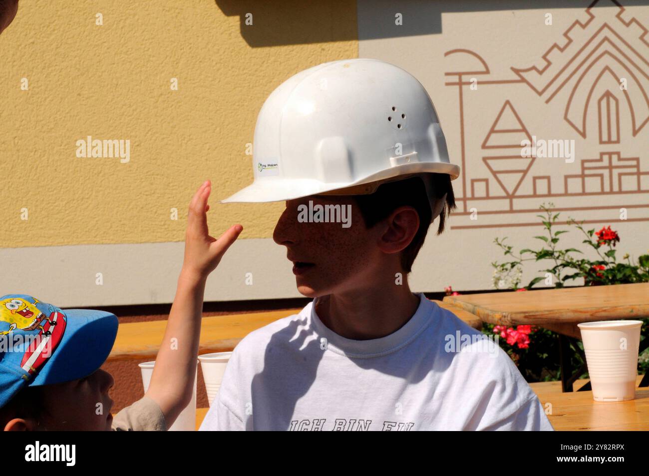 Schutzhelm als Schutzmaßnahme für den Kopf am Arbeitsplatz Schutzhelm als Kopfschutz Stockfoto