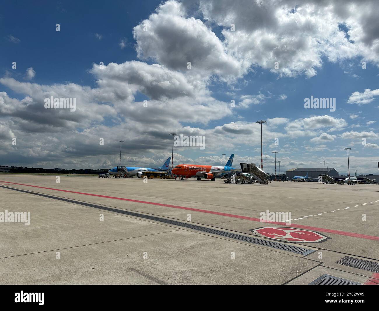 Rotterdam, Niederlande - 22. Juli 2024: Moderne Flugzeuge auf dem Flughafen Rotterdam den Haag Stockfoto