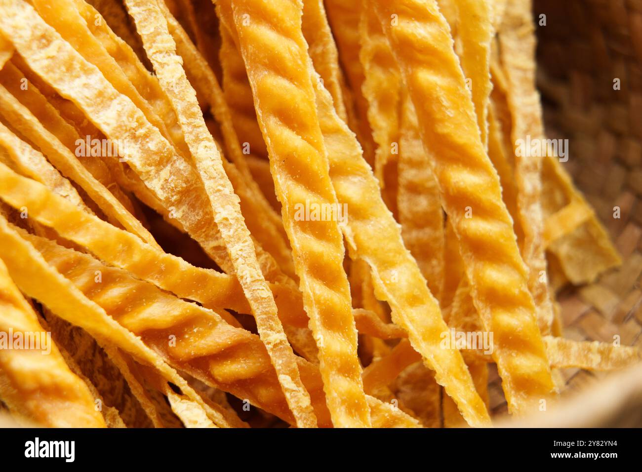 Alternative weizenfreie, ungekochte Nudeln ohne Gluten für Zöliakie. Diätetische rohe, leckere Zutat. Trockene gelbe Maisnudeln. Stockfoto