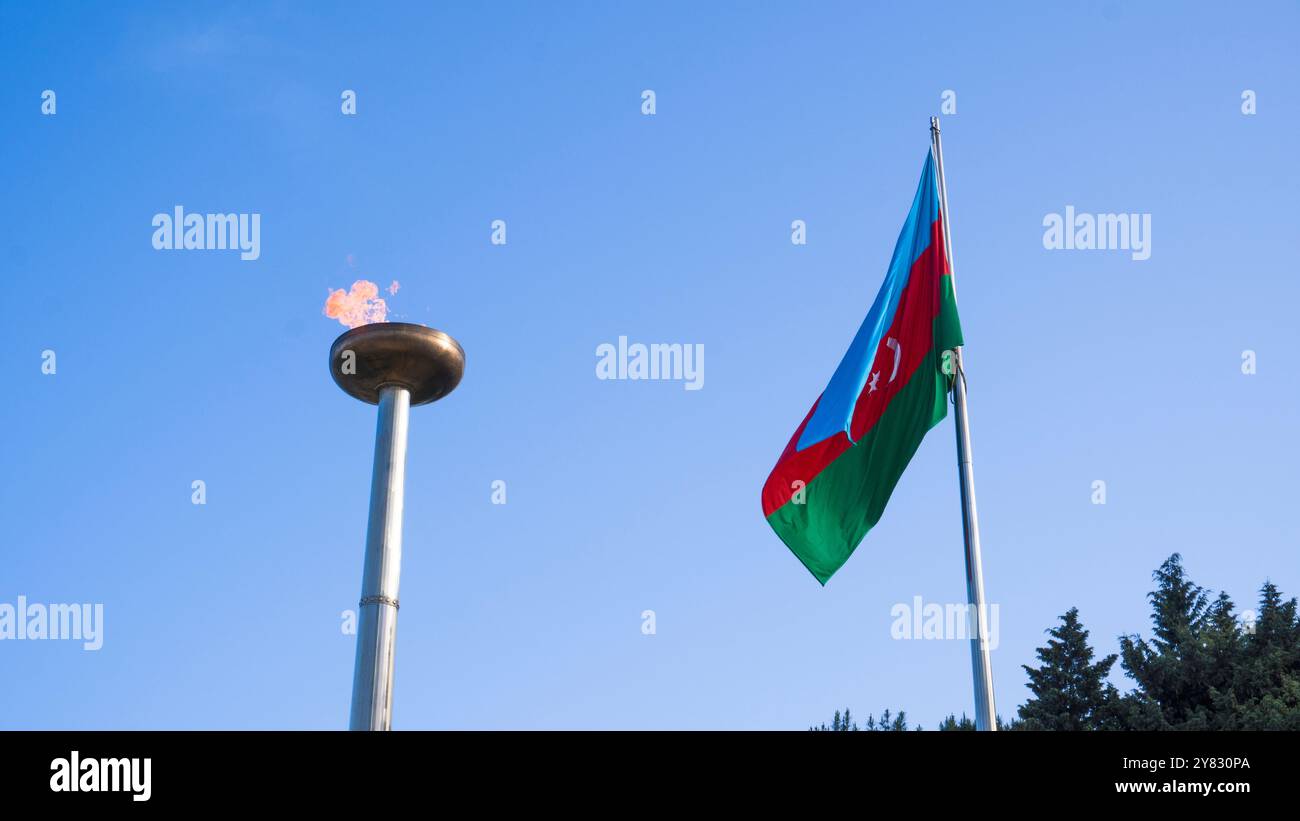 Die aserbaidschanische Flagge winkt im Himmel. Baku, Aserbaidschan. Stockfoto