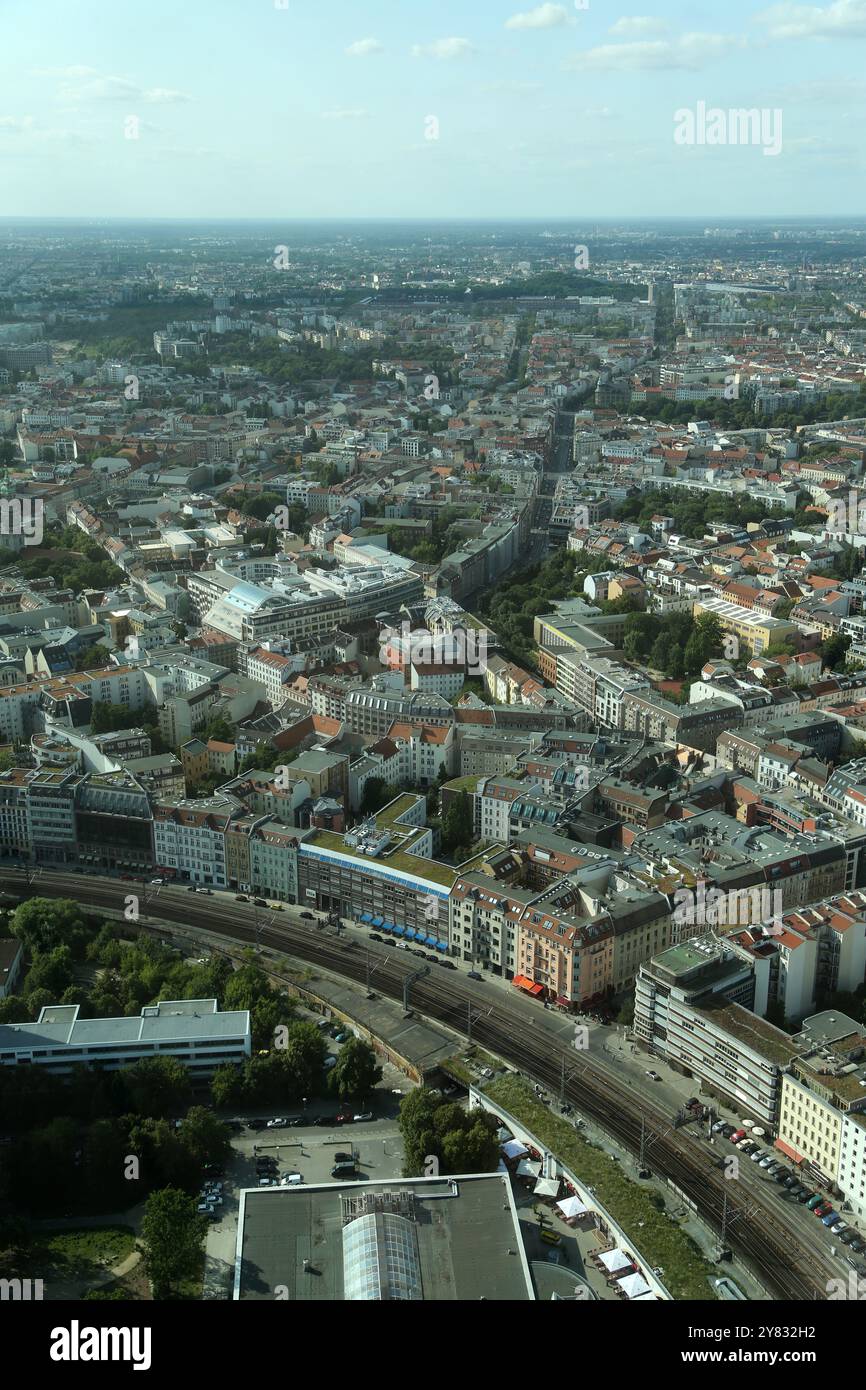 In der Abenddämmerung zeigt die Skyline Berlins eine Mischung aus historischen Gebäuden und modernen Bauten, die einen lebendigen städtischen Wandteppich schaffen. Die erweiterte Ansicht capt Stockfoto