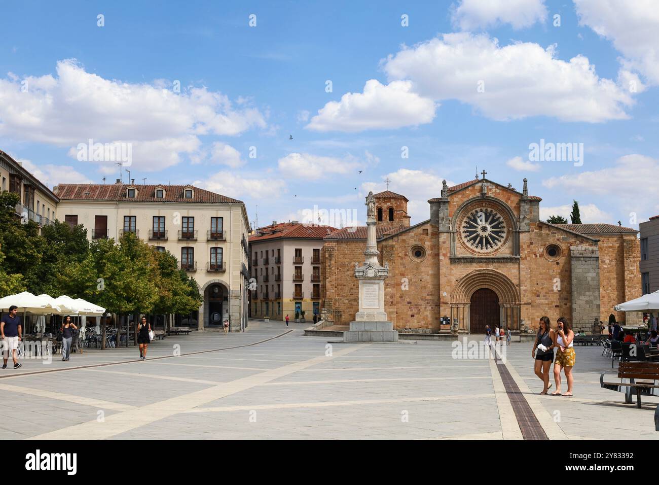 Avila, Castilla y Leon, Spanien - 17. August 2024: Santa Teresa Platz und San Pedro Apostol Kirche an einem sonnigen Tag Stockfoto