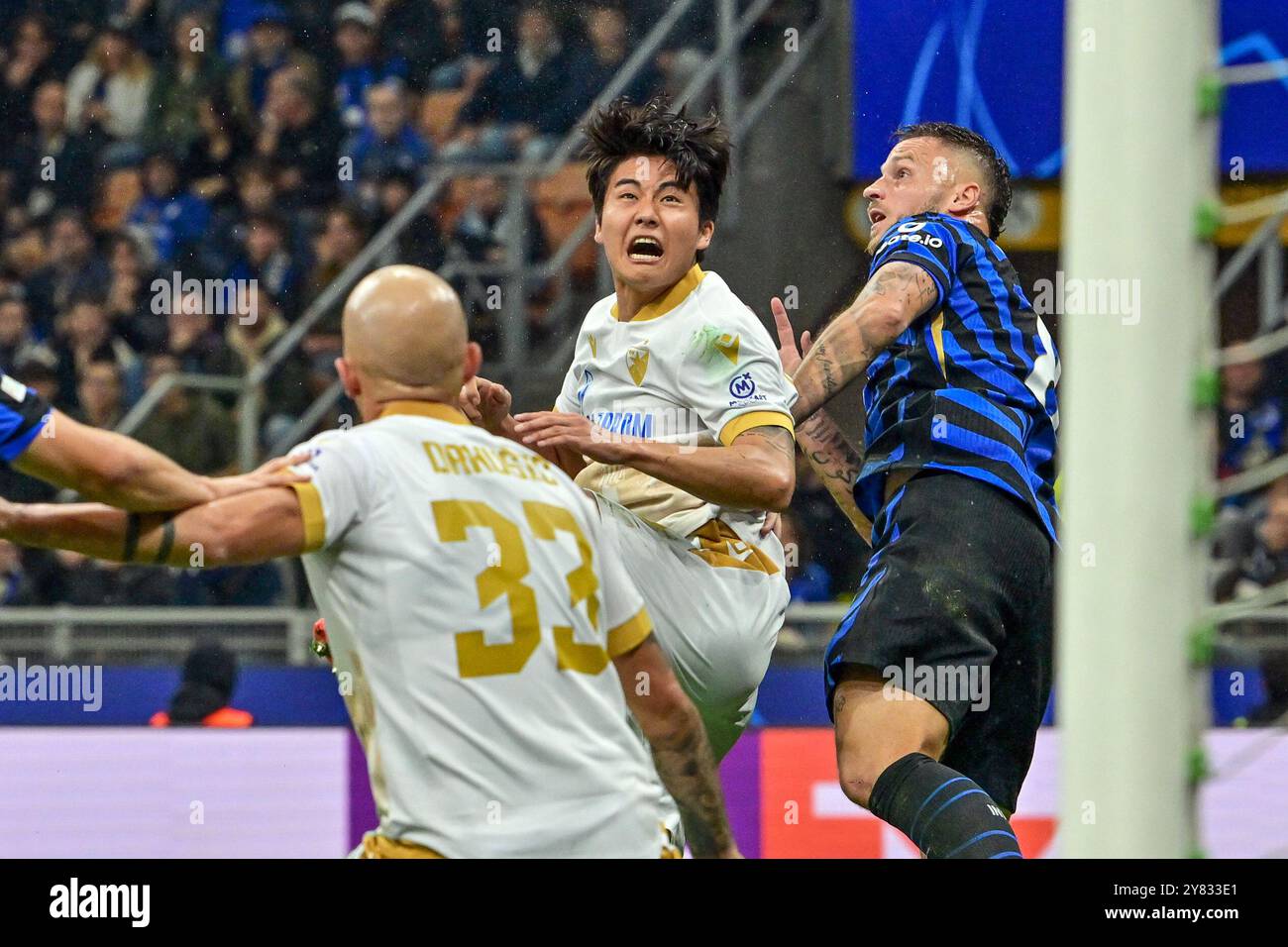 Mailand, Italien. Oktober 2024. Seol Young-woo von FK Crvena Zvezda und Marko Arnautovic von Inter beim UEFA Champions League Spiel zwischen Inter und FK Crvena Zvezda bei Giuseppe Meazza in Mailand. Quelle: Gonzales Photo/Alamy Live News Stockfoto