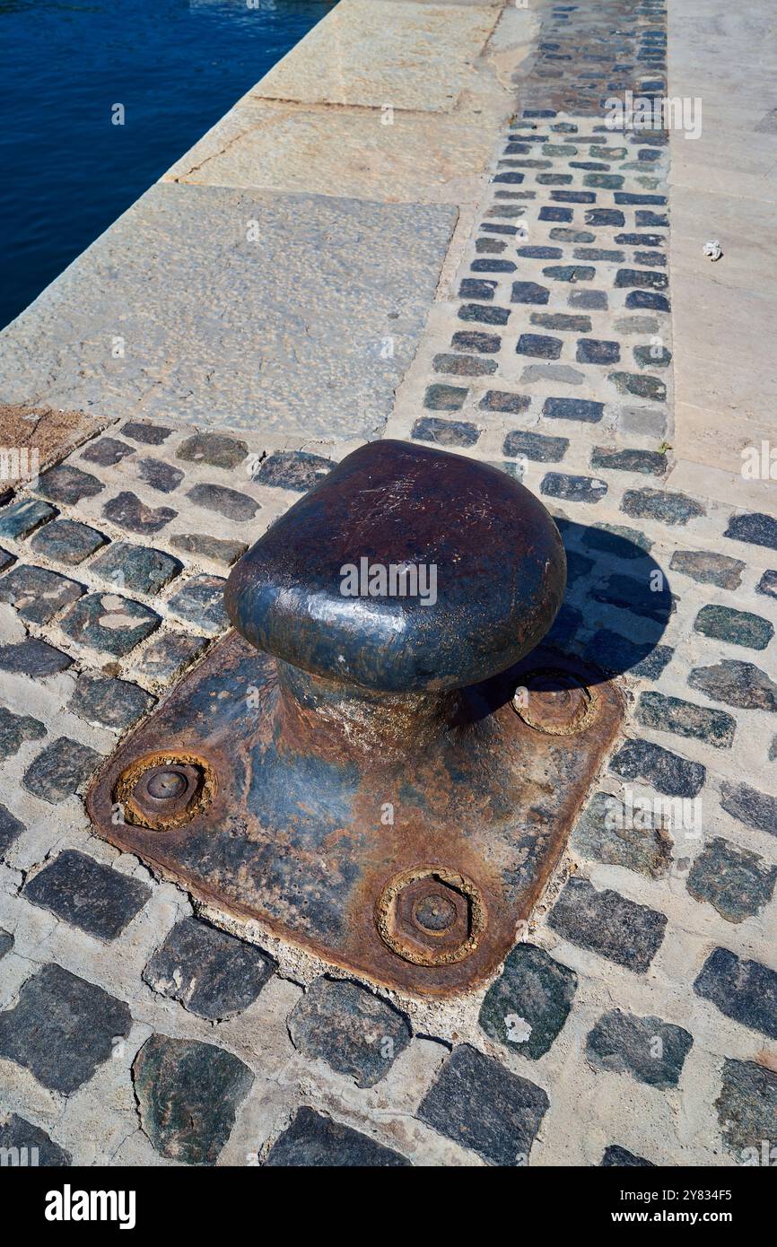 Der alte Schiffspoller im Hafen Stockfoto