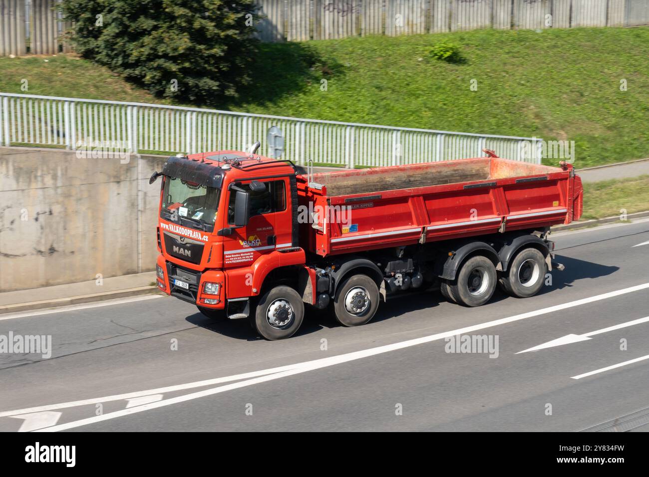 OSTRAVA, TSCHECHIEN - 13. SEPTEMBER 2023: Vierachsiger Kipper MAN TGS 35,420, leichte Bewegungsunschärfe Stockfoto