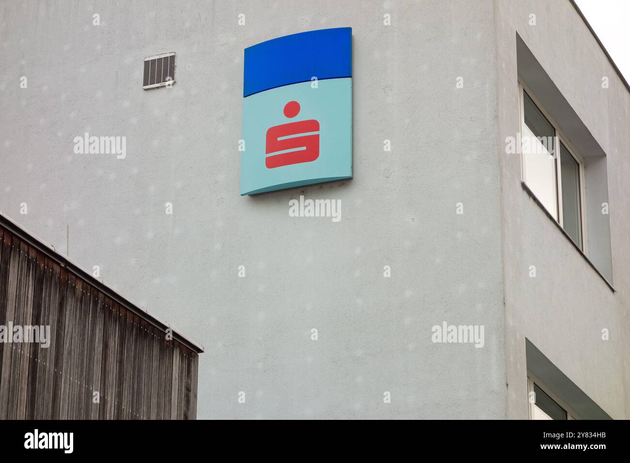 MELK, ÖSTERREICH - 30. JULI 2021: Logo der erste Bank in österreichischem Büro Stockfoto