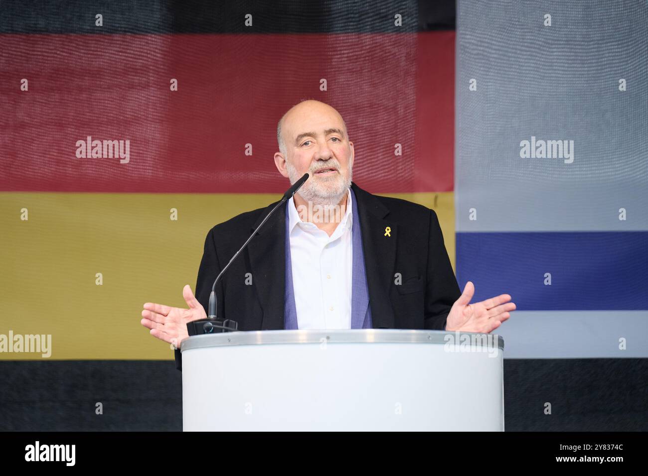 Berlin, Deutschland. Oktober 2024. Ron Prosor, Israels Botschafter in Deutschland, spricht auf der Solidaritätskundgebung "Deutschland an Israels Seite - am Israel Chai!" Am Brandenburger Tor. Annette Riedl/dpa/Alamy Live News Stockfoto