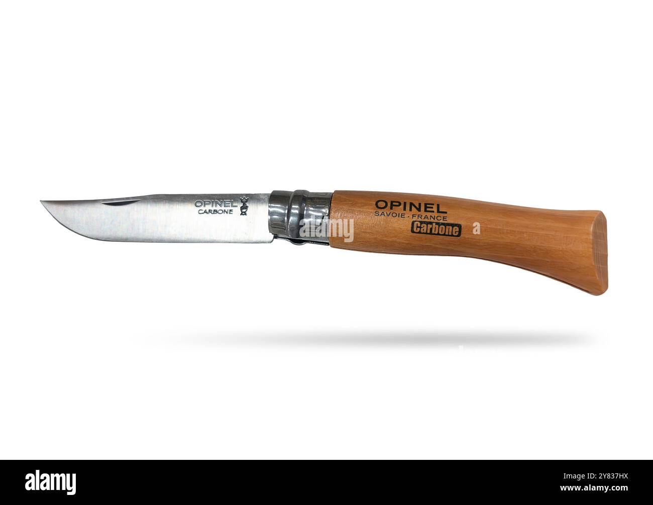 Italien - 2. August 2024: Opinel Taschenfaltmesser, Opinel Carbone Messer isoliert auf weiß mit Schnittpfad enthalten. Opinel ist ein historischer französischer BH Stockfoto
