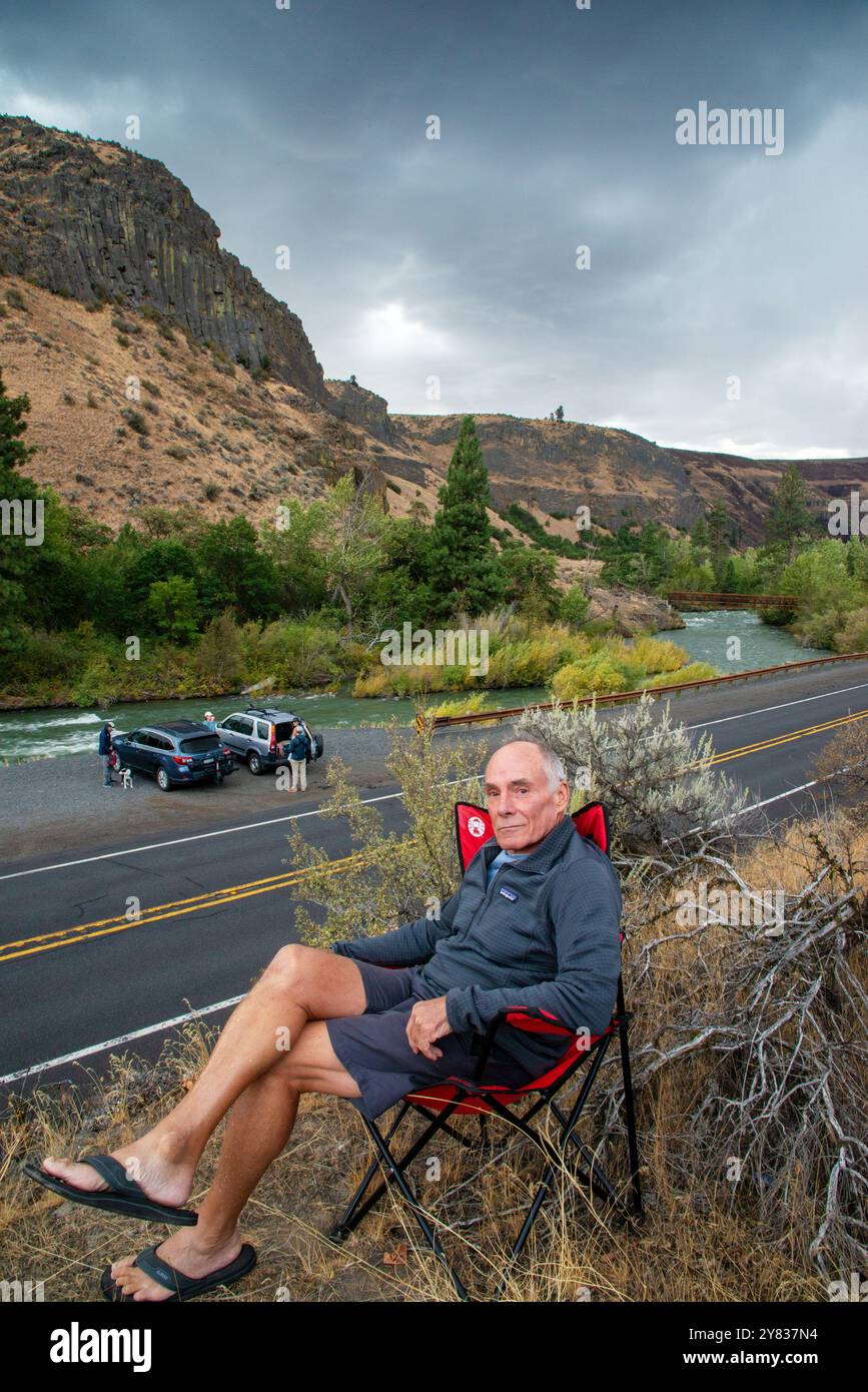 Ein Mann, der sich auf dem Highway 12 im Tieton River Canyon außerhalb von Yakima, Washington, entspannt Stockfoto