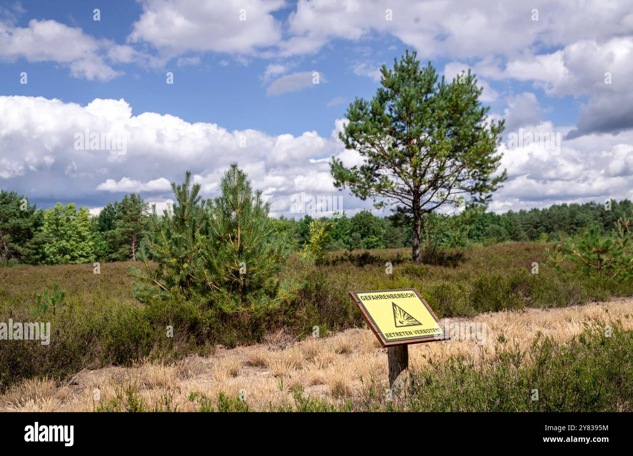 Wittstock: Lebensgefahr in der Heide. - Ein gelbes Schild warnt auf dem einstigen Bombodrom bei Wittstock Landkreis Ostprignitz-Ruppin in Brandenburg Stockfoto