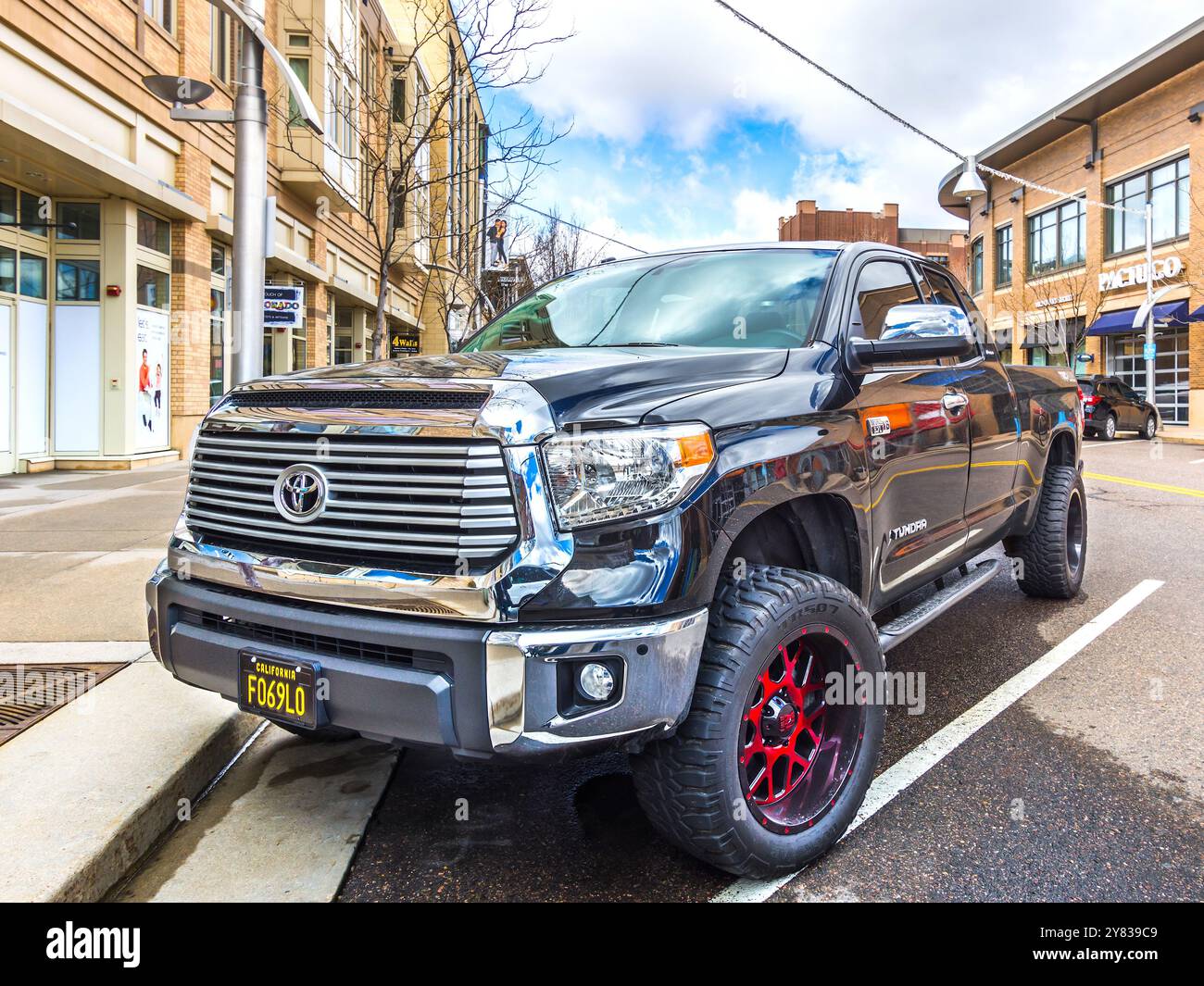 Toyota Tundra 2-türiger Pick-up-Truck mit regulärem Taxi in Lakewood, Denver, Colorado, USA. Stockfoto