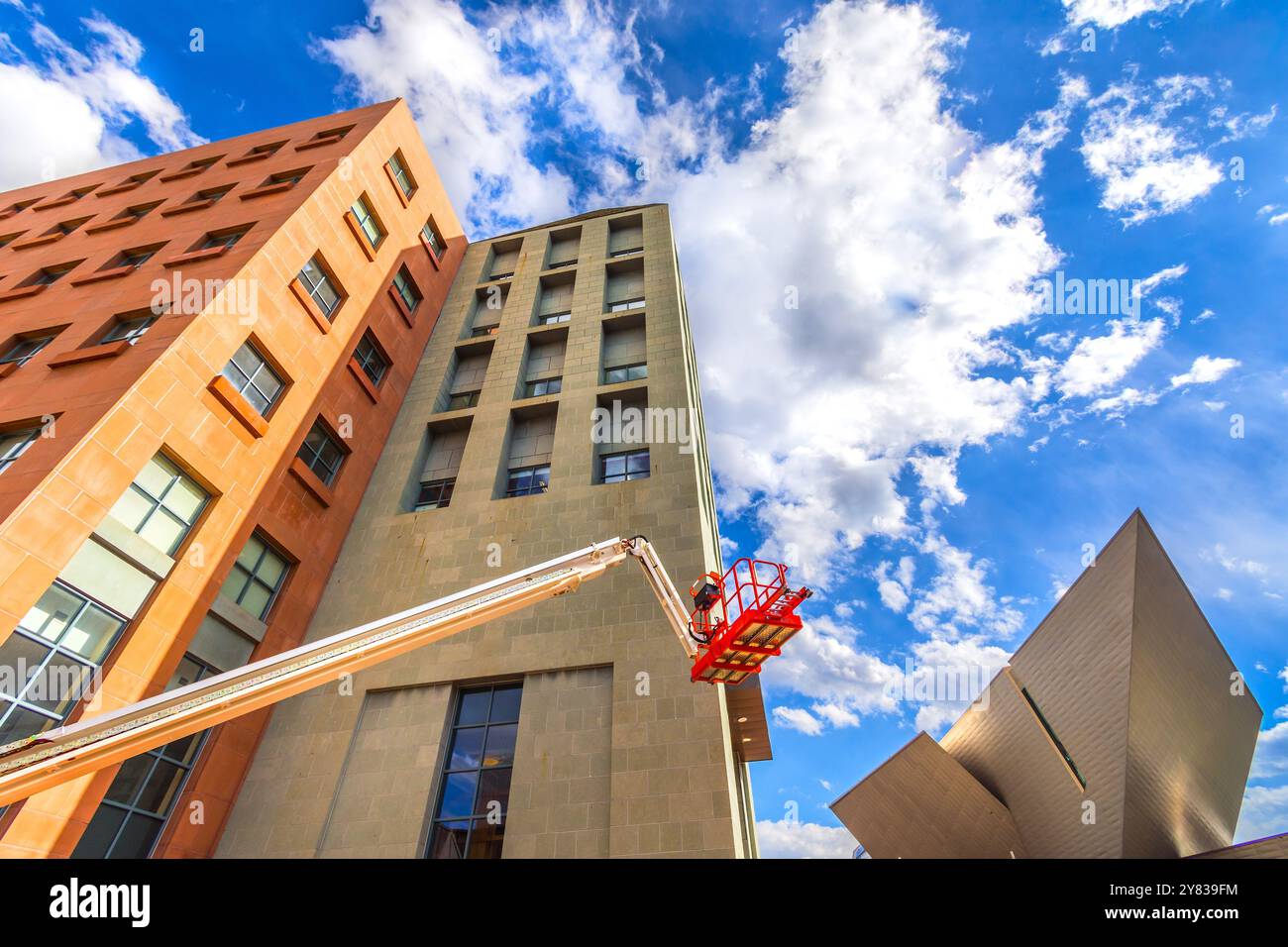 Letzte Bauarbeiten an der Denver Public Library / Central Library an der W 14th Avenue - Denver, Colorado, USA. Stockfoto