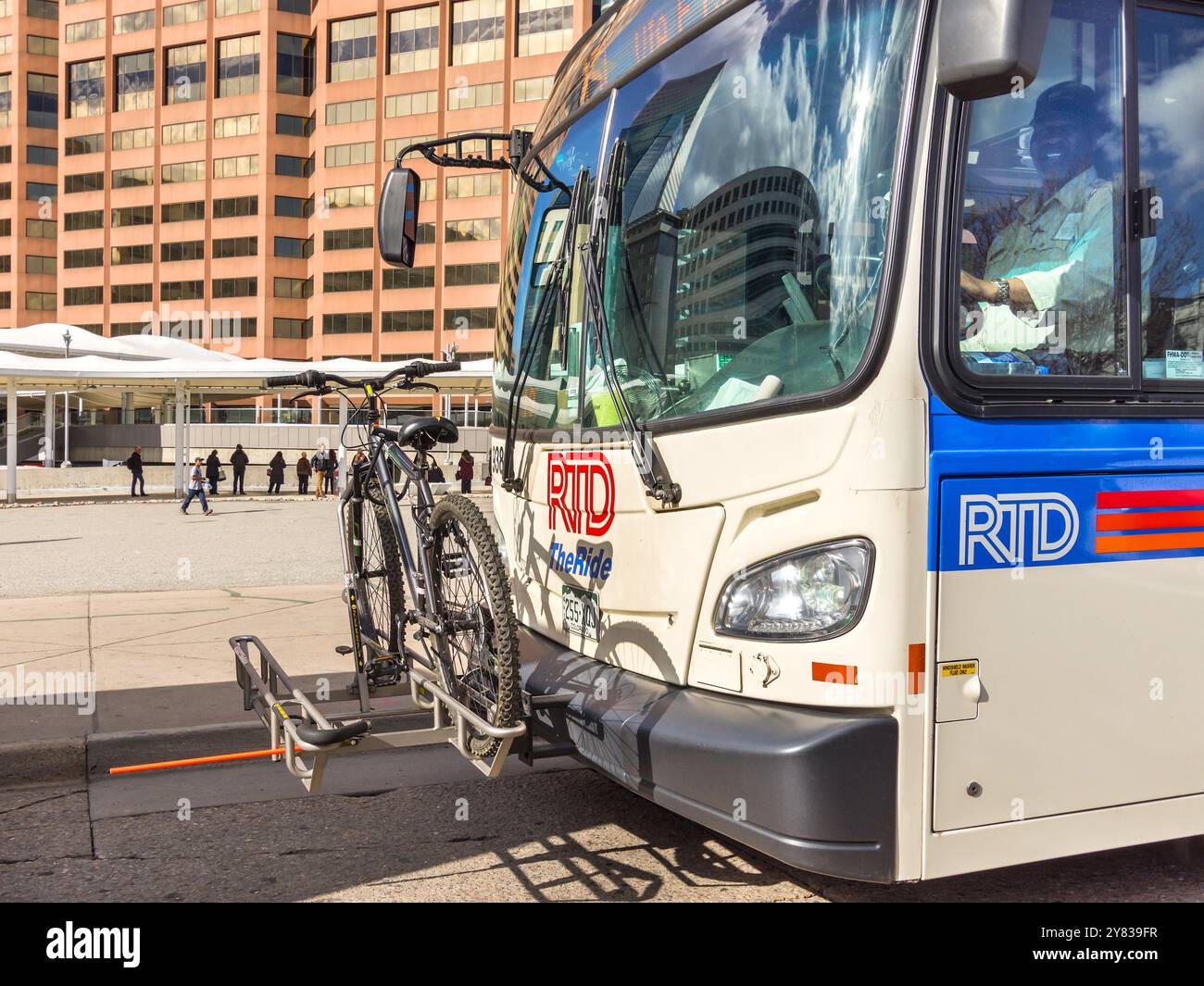 RTD Denver - öffentlicher Bus im Regional Transport District mit Fahrradträger vor dem Bus - Denver, Colorado, Vereinigte Staaten. Stockfoto