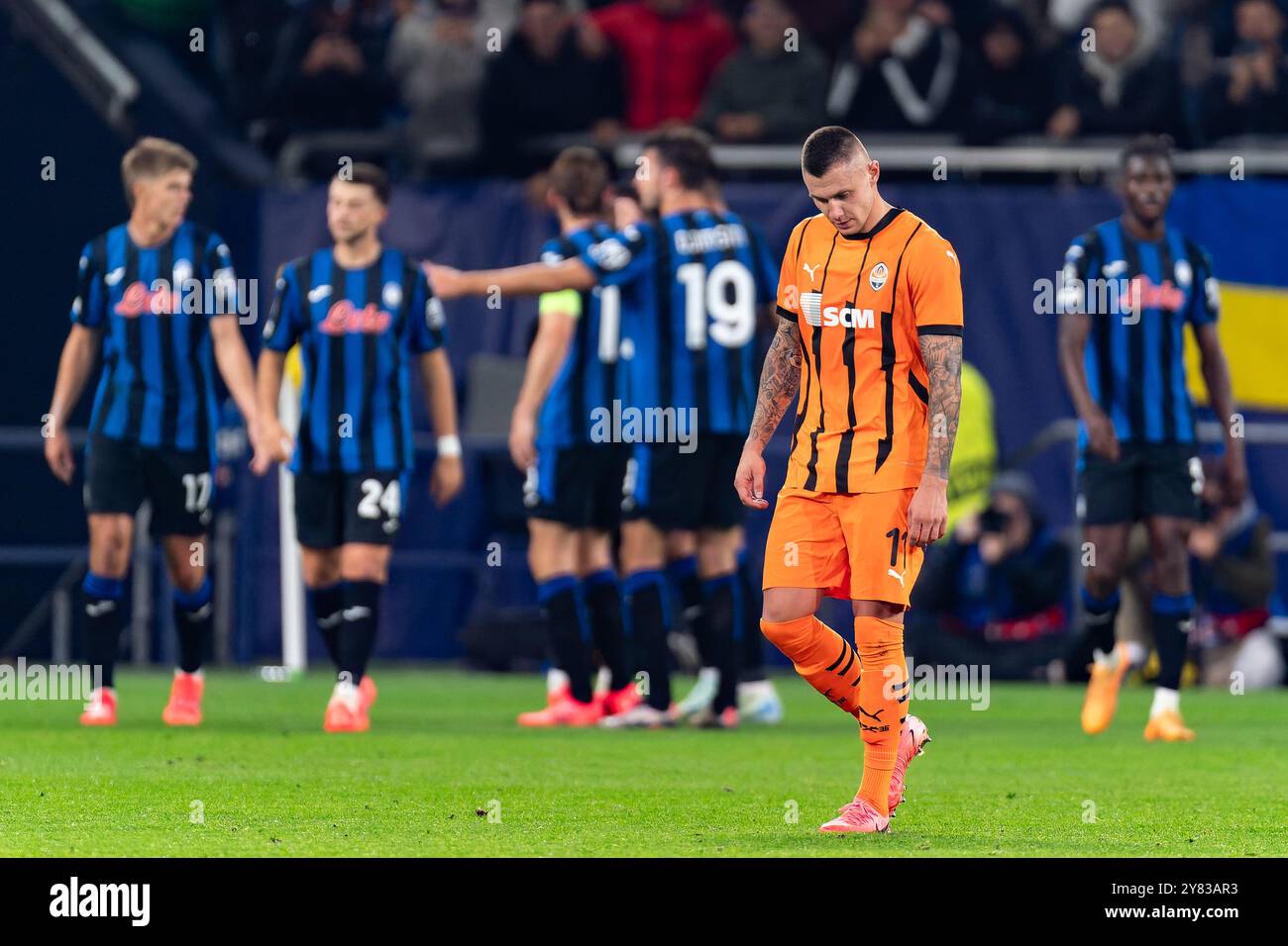 Gelsenkirchen, Deutschland. Oktober 2024. GELSENKIRCHEN, DEUTSCHLAND - 2. OKTOBER: Oleksandr Zubkov vom FC Shakhtar Donetsk sieht niedergeschlagen aus, nachdem er am 2. Oktober 2024 in der Arena AufSchalke in Gelsenkirchen das zweite Tor des Teams beim Spiel der UEFA Champions League 2024/25 Phase MD2 zwischen dem FC Shakhtar Donetsk und Atalanta BC gekonnt hatte. (Foto: Joris Verwijst/BSR Agency) Credit: BSR Agency/Alamy Live News Stockfoto