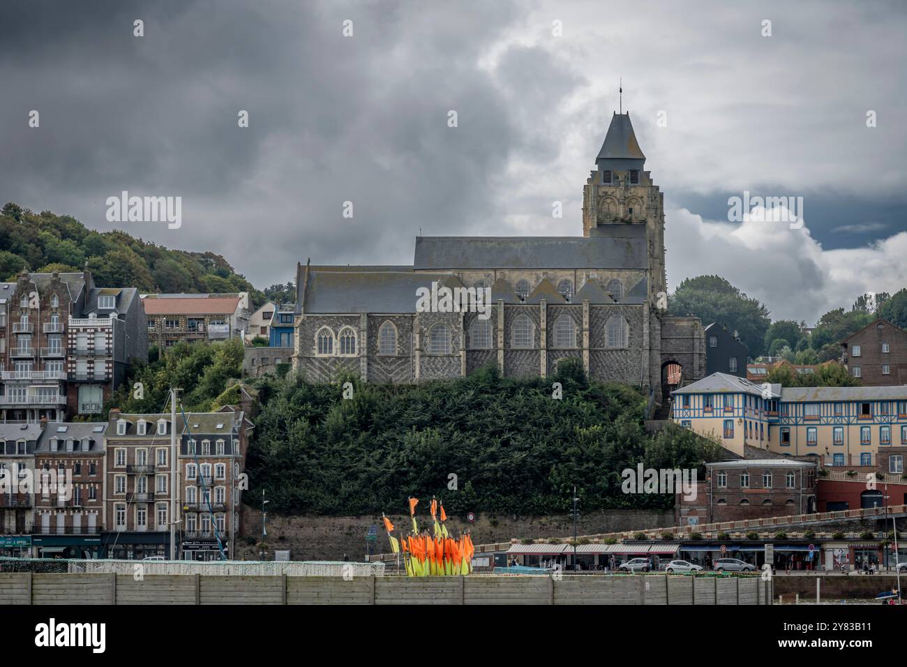 Le Treport, Frankreich - 09 16 2024: Blick auf die Kirche Saint-Jacques und den Kai Francois 1er und den Hafen davor Stockfoto