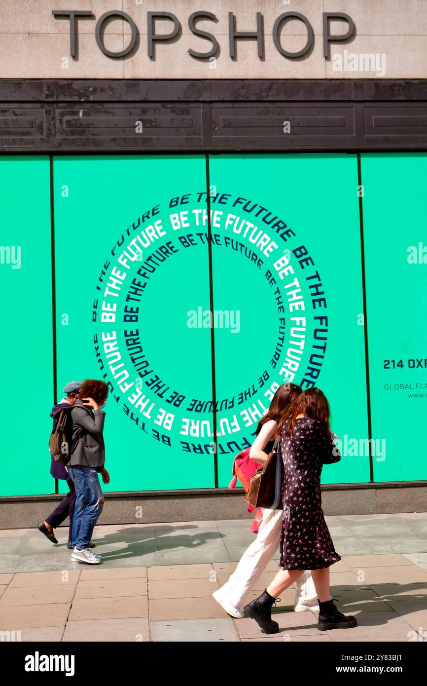 Der während der COVID-Pandemie geschlossene Topshop Flagship Store in der Oxford Street, London. Stockfoto