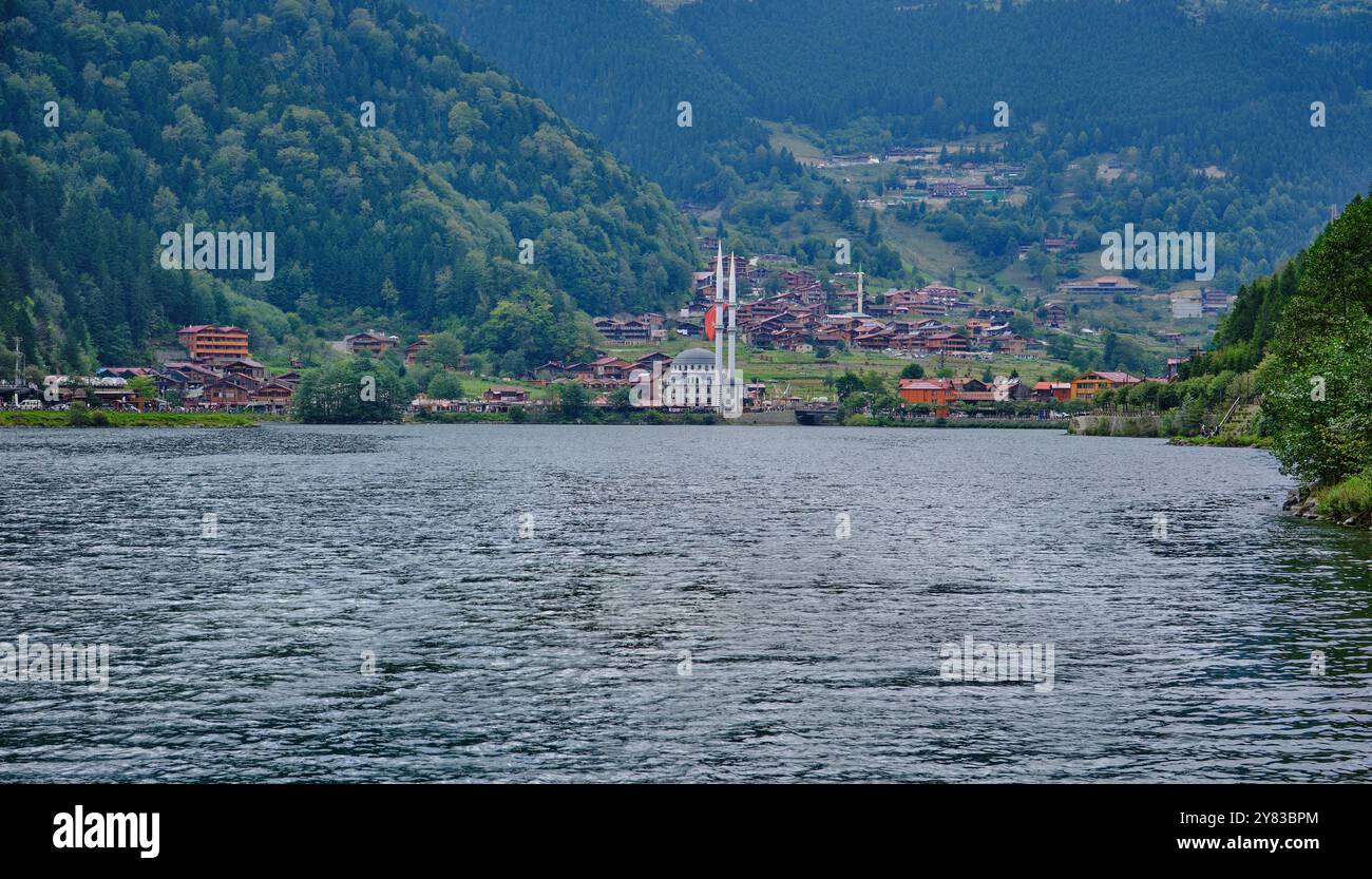 Der Uzungöl See (Long Lake) ist ein See im Süden der Stadt Trabzon im Bezirk Caykara der Provinz Trabzon in der Türkei. Stockfoto