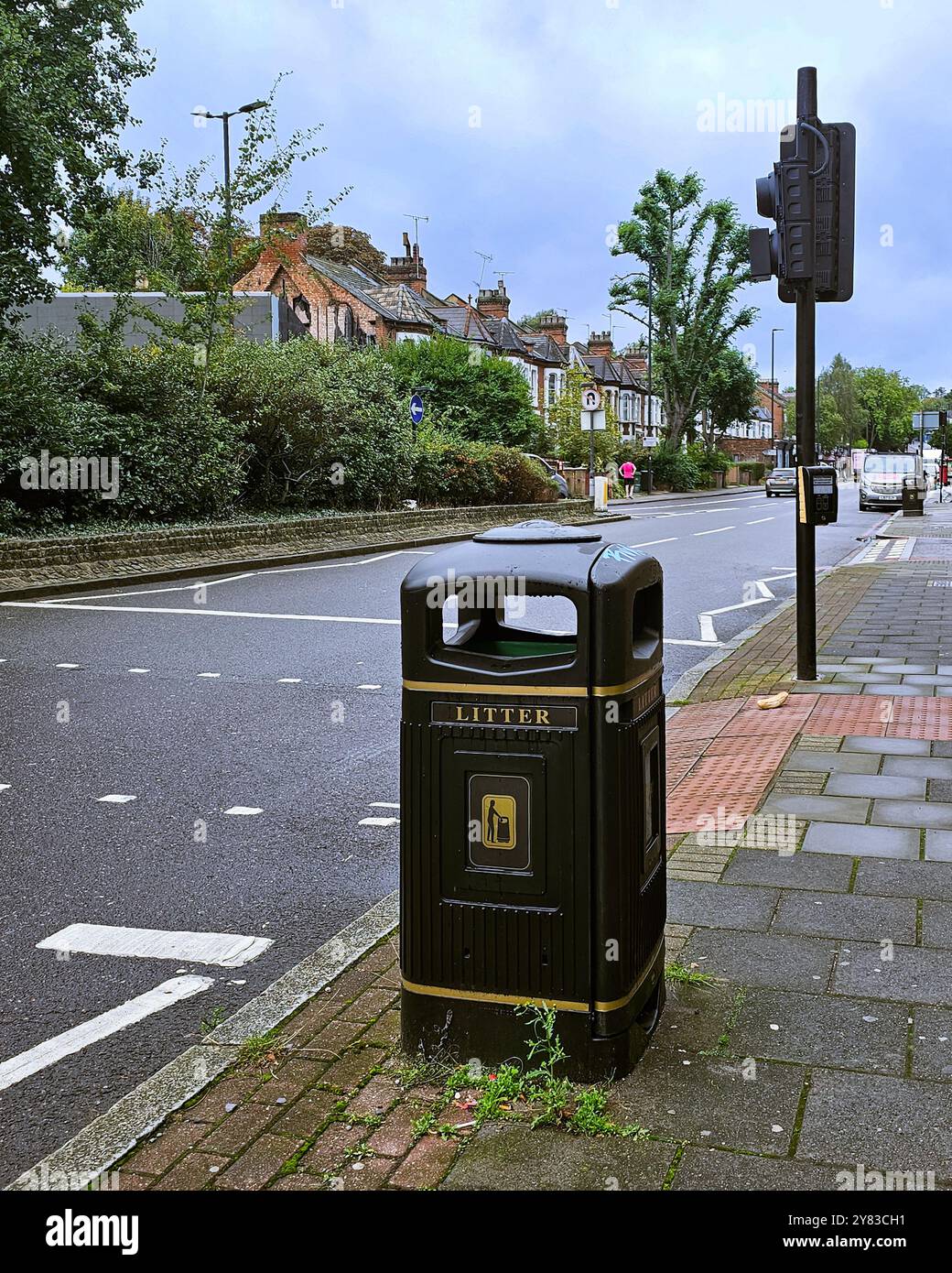 Mülltonne an der Straße in Nord-London Stockfoto