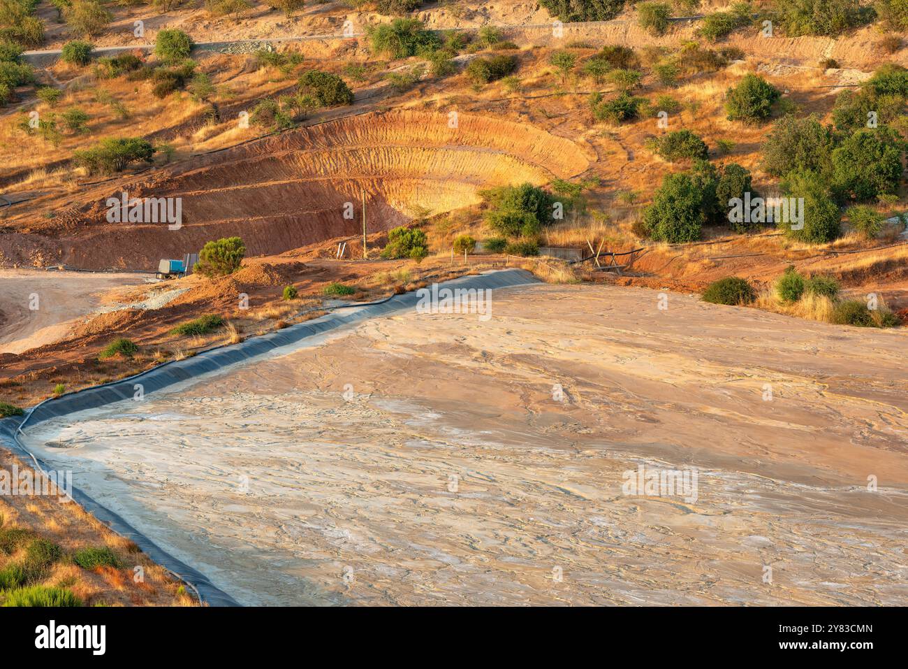 Industrielle Bergabfälle aus einer Gold- und Kupfermine in der chilenischen Region Maule, die Auswirkungen auf die Umwelt und die Bergbautätigkeit darstellen Stockfoto