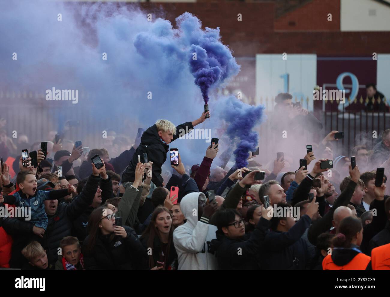 Birmingham, Großbritannien. Oktober 2024. Die Fans von Aston Villa erleuchten vor dem UEFA Champions League-Spiel im Villa Park, Birmingham. Der Bildnachweis sollte lauten: Cameron Smith/Sportimage Credit: Sportimage Ltd/Alamy Live News Stockfoto