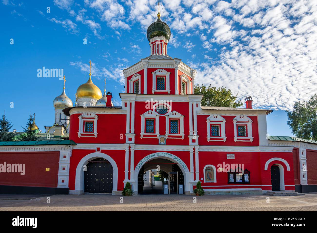 Eingangstor zum Stavropegischen Kloster Zachatjewski, auch bekannt als Empfängniskonvent, Moskau, Föderation von Russland Stockfoto