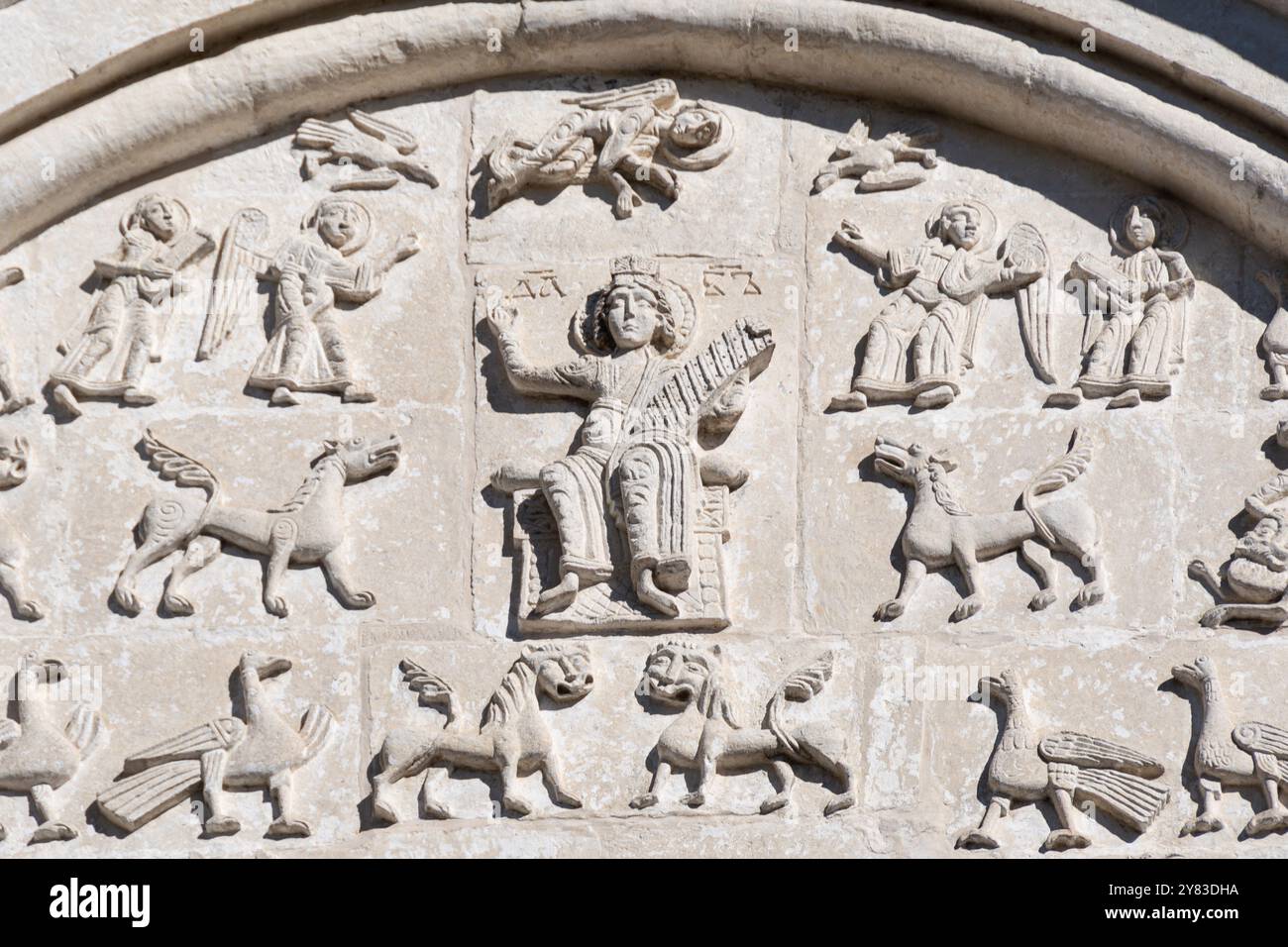 Mittelalterliche Basreliefskulpturen, die König David umgeben von Engeln und Tieren darstellen, an der Fassade der St. Demetrius Kathedrale in Wladimir, Russland Stockfoto