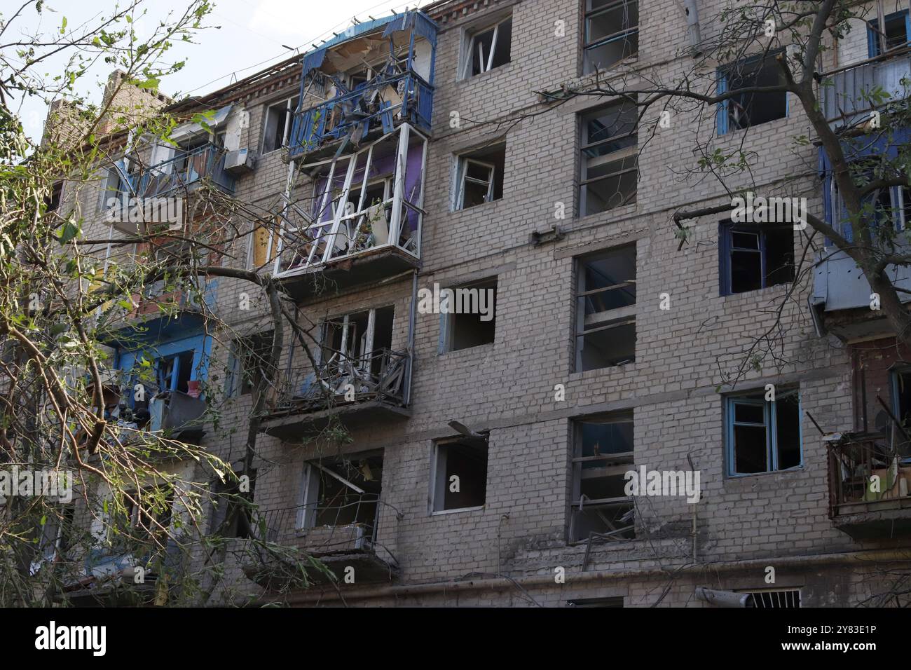 Zerstörte das Wohngebäude nach dem Raketenangriff. Spuren von Fragmenten. Stockfoto