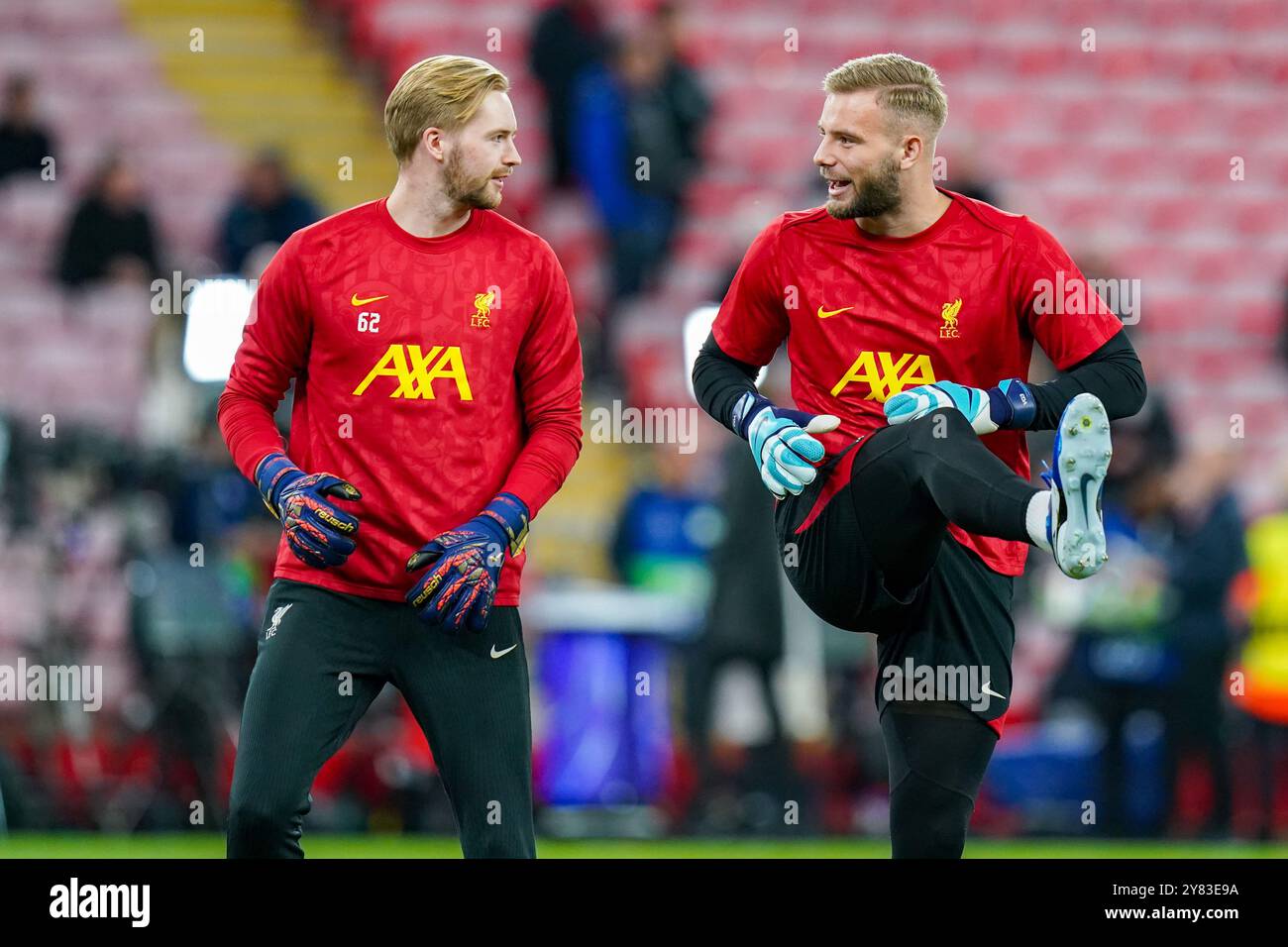 Liverpool Torhüter Caoimhin Kelleher (62) und Liverpool Torhüter Vítezslav Jaros (56) teilen sich ein Lächeln im warm Up während des Spiels Liverpool FC gegen Bologna FC UEFA Champions League Runde 1 in Anfield, Liverpool, England, Großbritannien am 2. Oktober 2024 Credit: Every Second Media/Alamy Live News Stockfoto