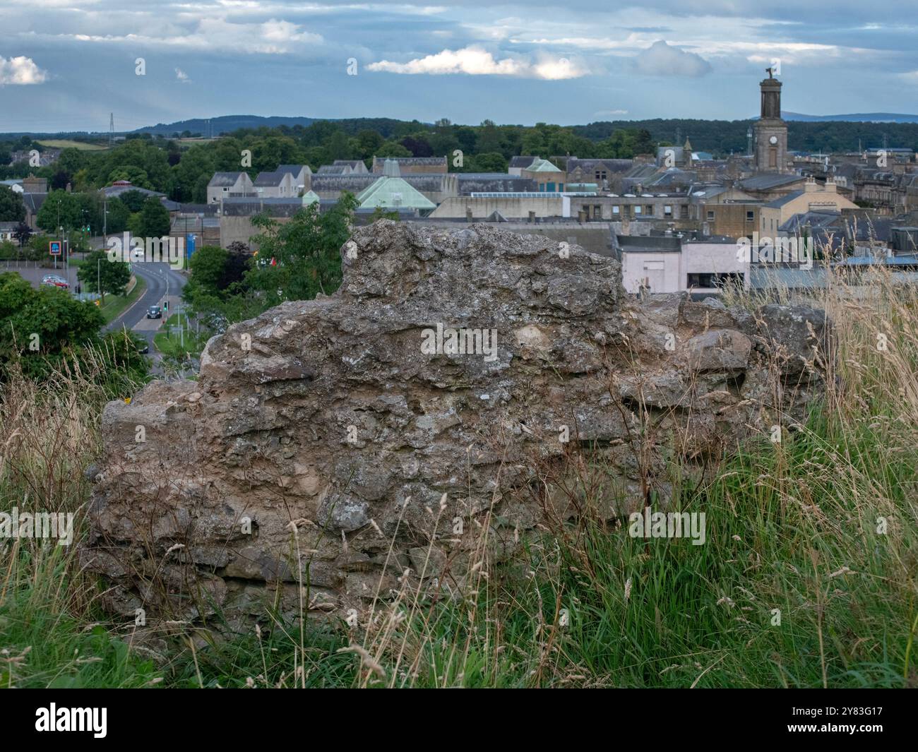 Elgin, Schottland, Großbritannien. 3. August 2024: Die Ruinen von Elgin Castle auf der Spitze des Lady Hill. Stockfoto