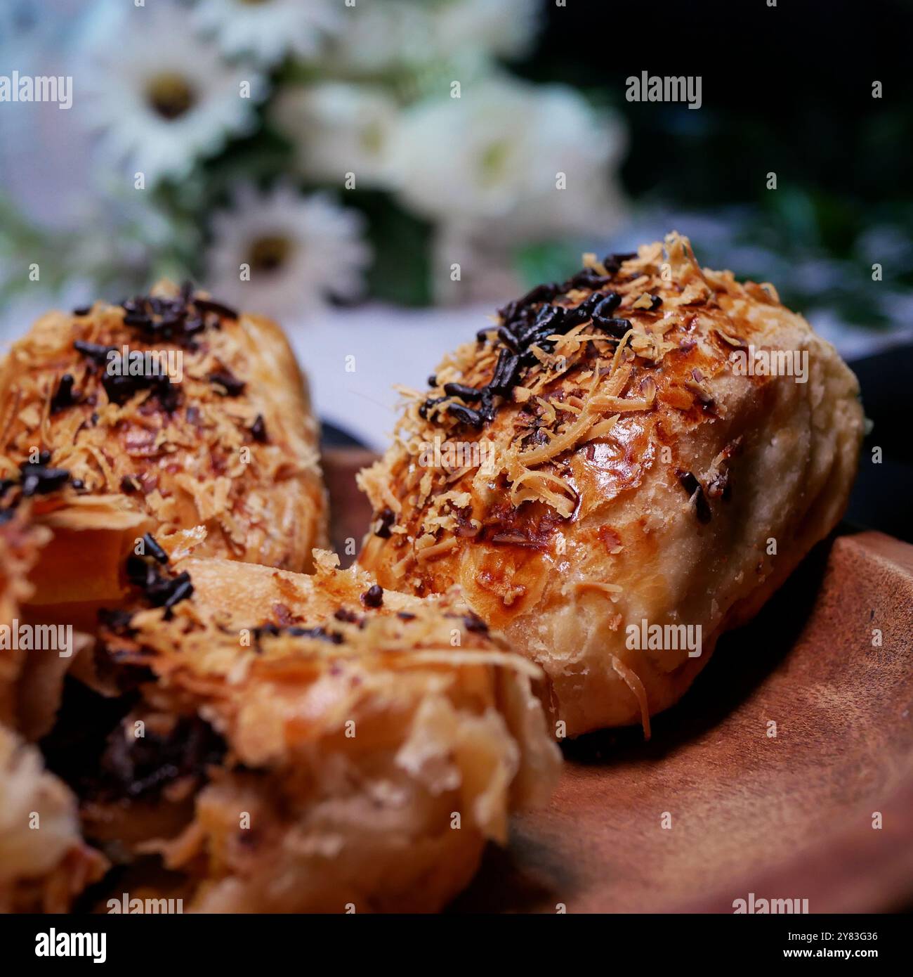 Bolen ist ein traditioneller Kuchen oder Brot aus Bandung, Indonesien. Bolen hat eine weiche Textur und wird normalerweise mit verschiedenen Füllungen wie gefüllt Stockfoto