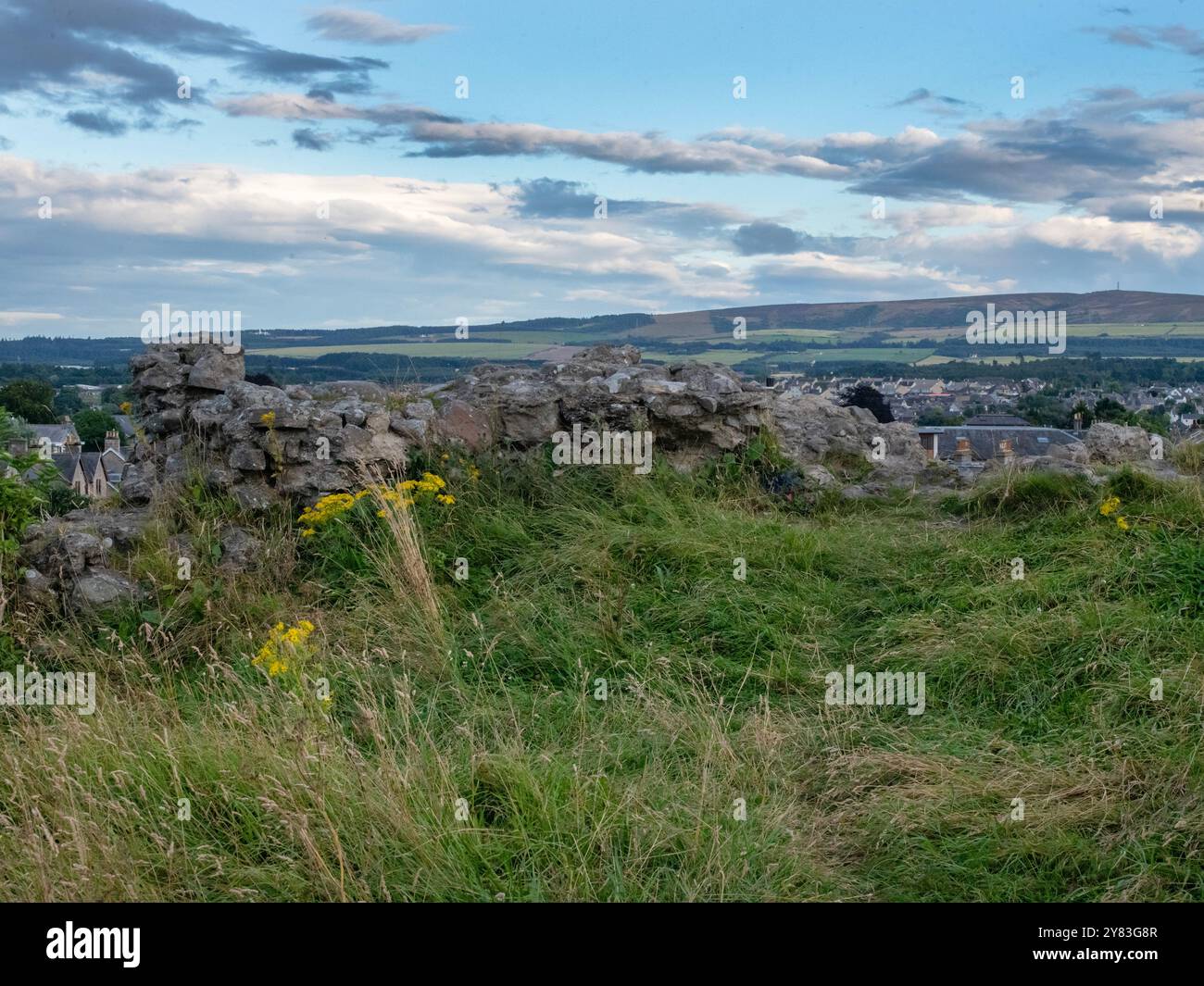 Elgin, Schottland, Großbritannien. 3. August 2024: Die Ruinen von Elgin Castle auf der Spitze des Lady Hill. Stockfoto