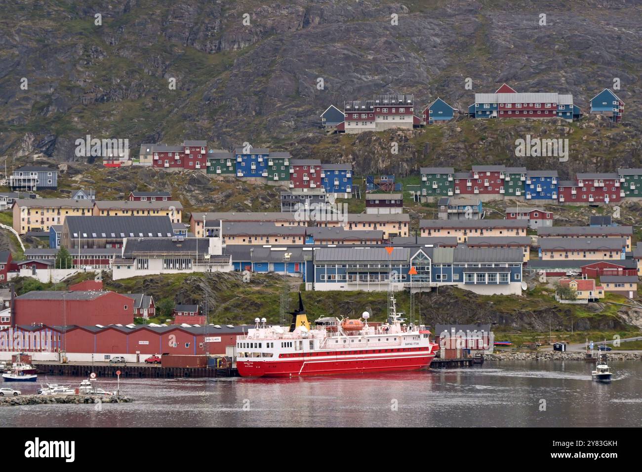 Qaqortoq, Grönland - 28. August 2024: Die Fähre Sarfaq Ittuk legte in der abgelegenen Stadt Qaqortoq in Südgrönland an Stockfoto